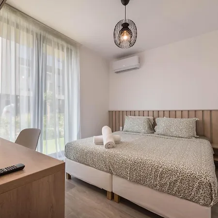 Pool View Azur Deluxe & * וארנה